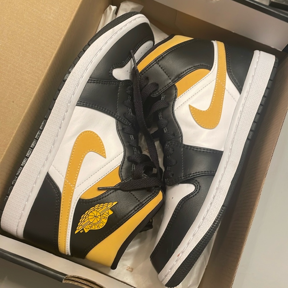 Air Jordan 1 Mid Shoes